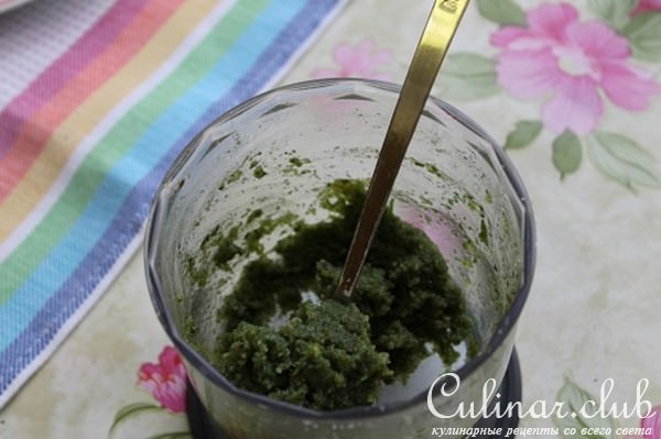 Салат с пастой, копченым фундуком и свекольной соломкой.