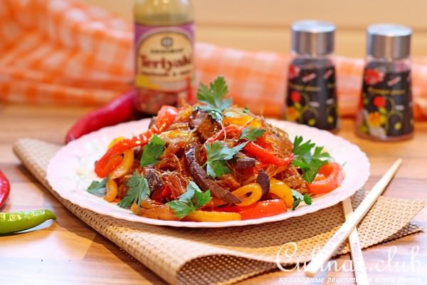 Говядина Терияке с овощами и фунчозой.