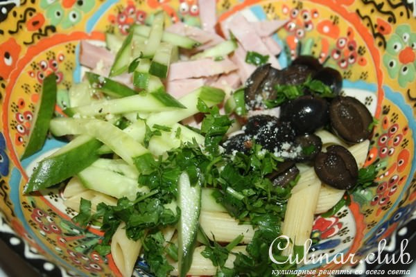 Салат с PENNE RIGATE, ветчиной, маслинами, яйцом и пикантной заправкой