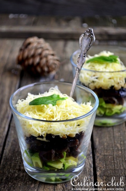 Салат с авокадо, черносливом и сыром.