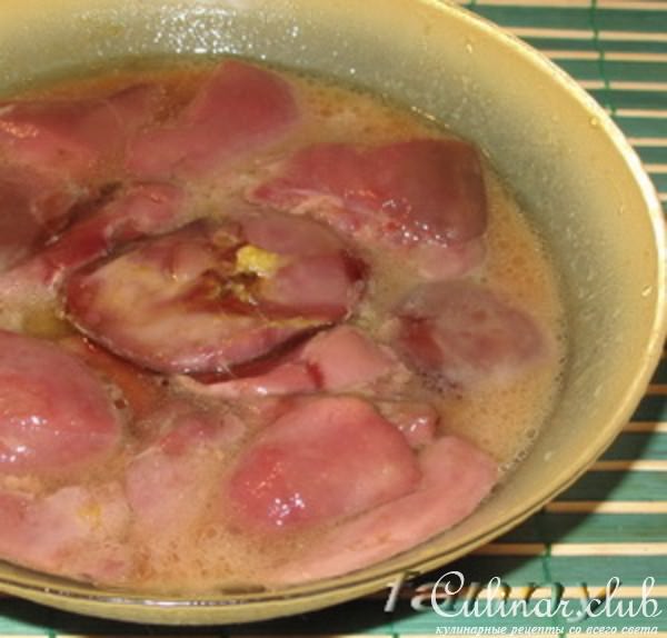 Салат из куриной печенки с персиком и жареным сыром