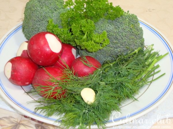 Салат из брокколи с маринованным сыром
