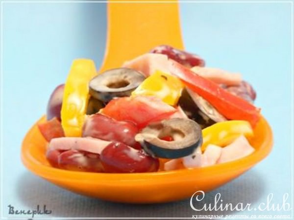 Салат с фасолью, оливками и ветчиной