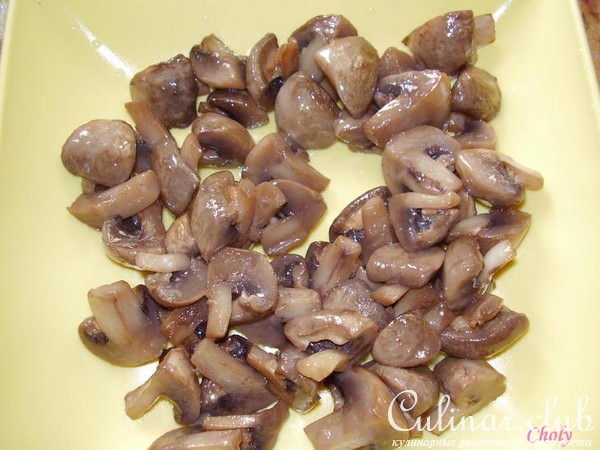 Салат из домашней птицы с ананасом и спаржей