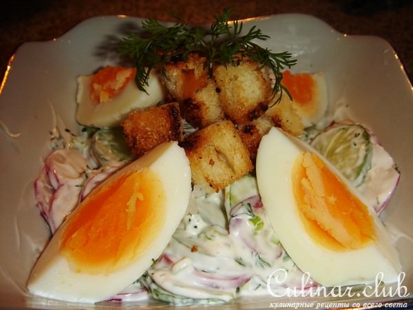 Салат весенний с крутонами