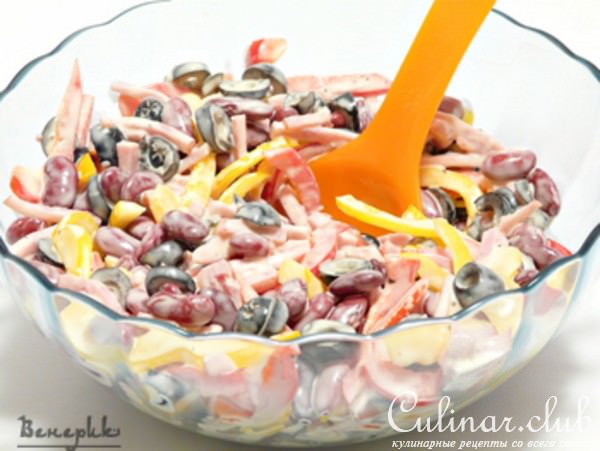 Салат с фасолью, оливками и ветчиной