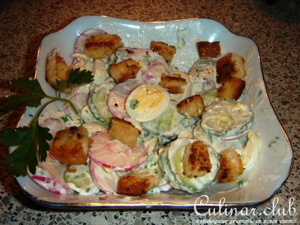 Салат весенний с крутонами