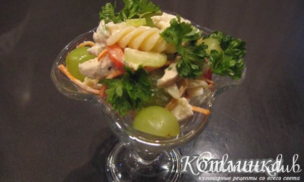 макаронный салат с курицей и виноградом