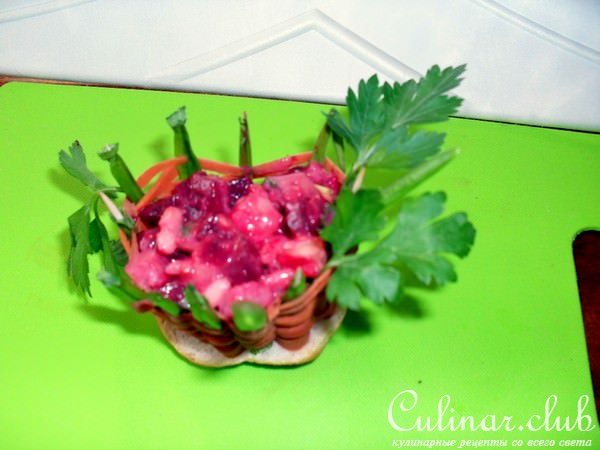 Порционные корзиночки с салатами.