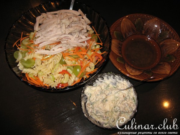 макаронный салат с курицей и виноградом