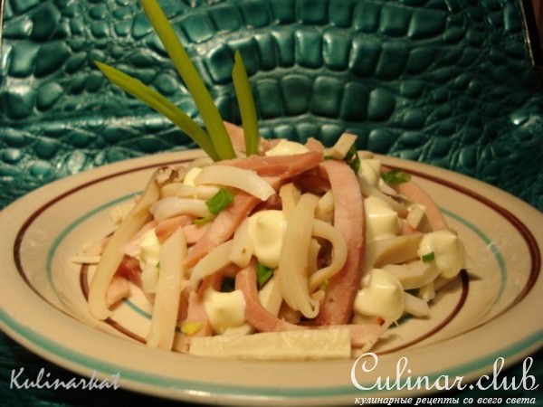 Салат с кальмарами и ветчиной