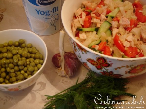 Салат из цветной капусты с куриной грудкой