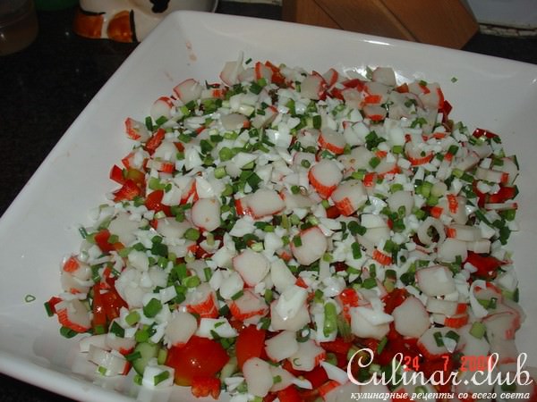 салат овощной с крабовыми палочками и брынзой