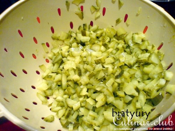 Салат из маринованных огурцов, мацони и грецких орехов с чесноком и оливковым маслом