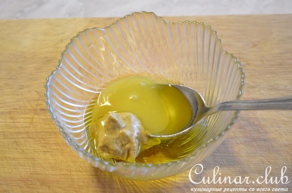 Теплый салат из гусиной печени, манго и кешью.