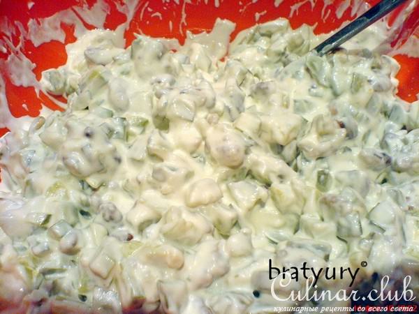 Салат из маринованных огурцов, мацони и грецких орехов с чесноком и оливковым маслом