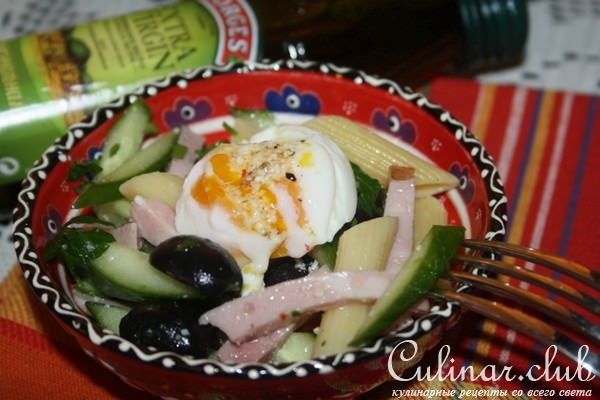 Салат с PENNE RIGATE, ветчиной, маслинами, яйцом и пикантной заправкой