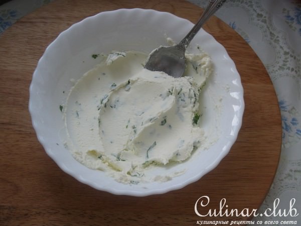 Салат с пастой и рулетиками из ветчины
