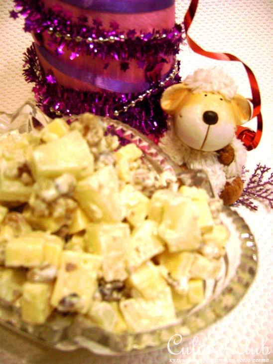 Пикантный салат с ананасами , сыром и чесноком.