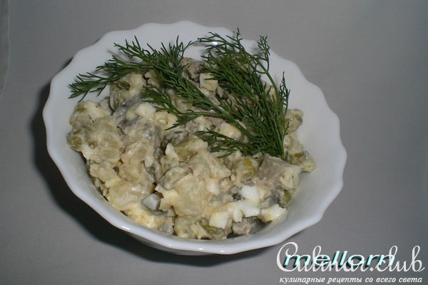 Салат с печенью и солеными огурцами