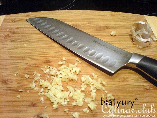 Салат из маринованных огурцов, мацони и грецких орехов с чесноком и оливковым маслом