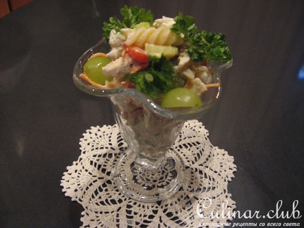 макаронный салат с курицей и виноградом