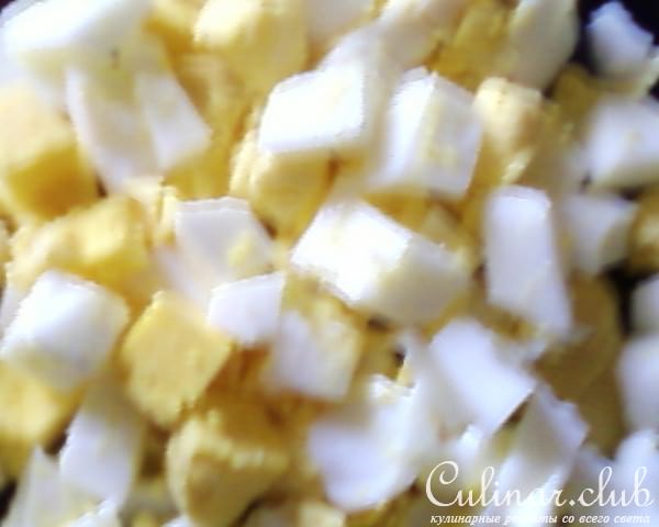Салат с рыбой и маринованным перцем.
