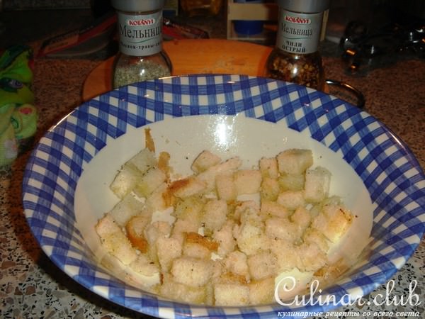Салат весенний с крутонами