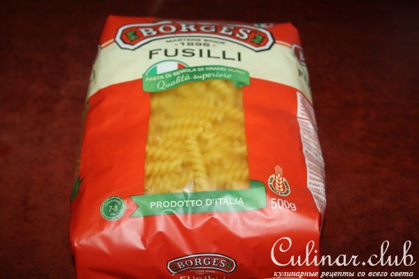 Салат из Fusilli Borges, куриной грудки-гриль, маслин и мягкого сыра