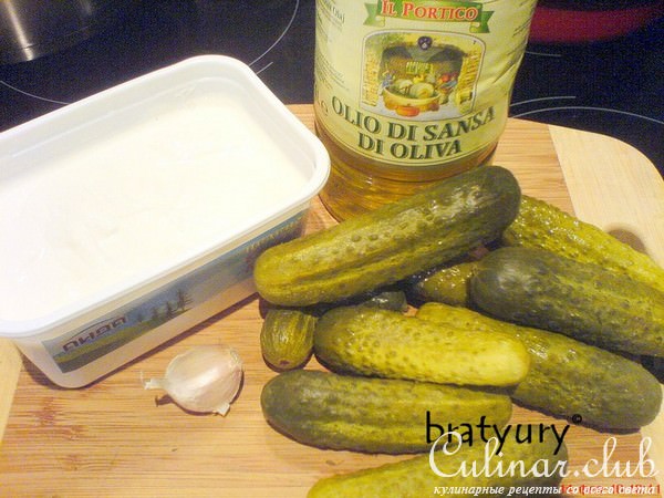 Салат из маринованных огурцов, мацони и грецких орехов с чесноком и оливковым маслом