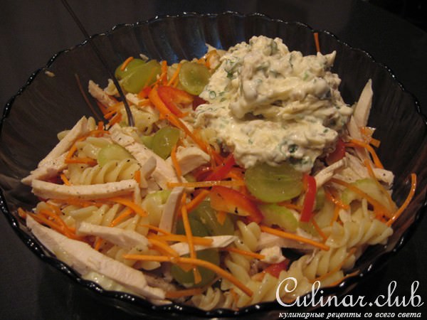 макаронный салат с курицей и виноградом