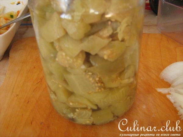 Тёплый макаронный салат с баклажанами.