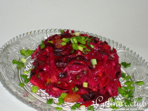 Салат из квашеной краснокочанной капусты с моченым яблоком и изюмом