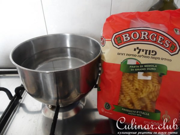 Песто паста FUSILLI салат с моцареллой и нутом.