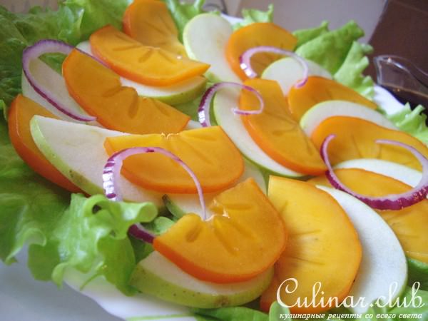 Яркий салат с хурмой и яблоками