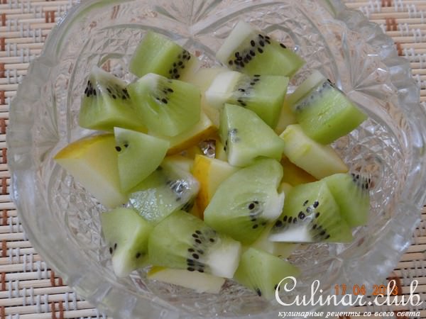 Фруктовый салат с кедровыми орешками и йогуртом