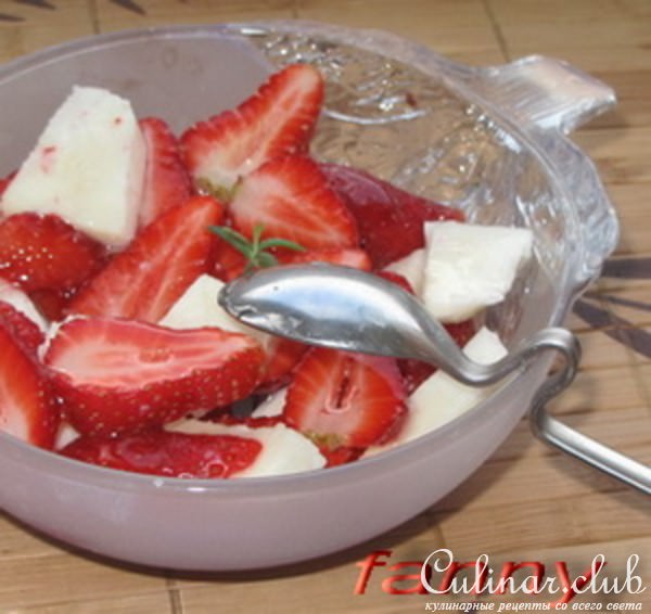 Салат из клубники с моцареллой и медом