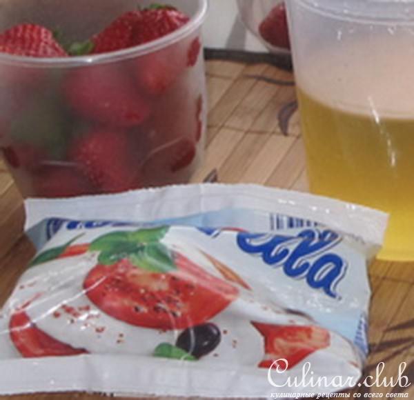 Салат из клубники с моцареллой и медом