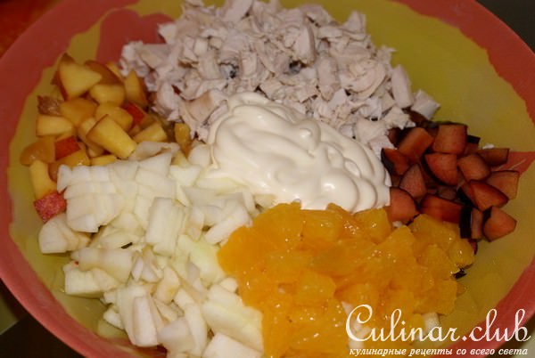 Салат с фруктами и куриной грудкой