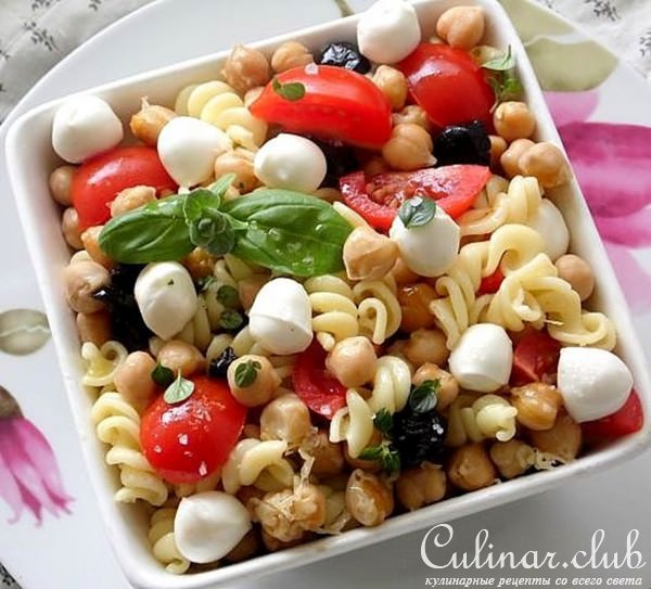Песто паста FUSILLI салат с моцареллой и нутом.