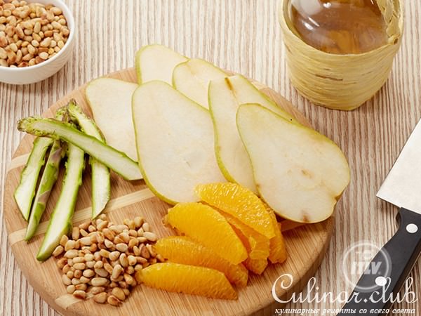Салат с грушей-гриль и орешками под соусом из яблочного уксуса