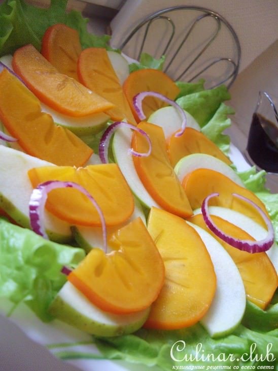Яркий салат с хурмой и яблоками