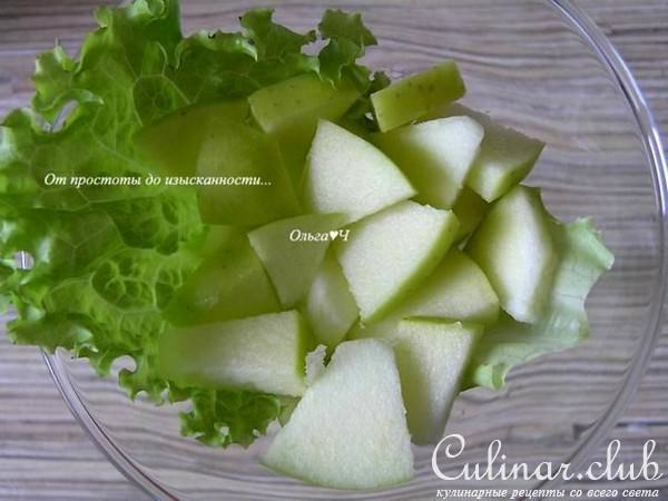 Фруктовый салат с фисташками и мятным сиропом