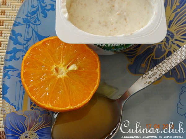 Фруктовый салат с кедровыми орешками и йогуртом