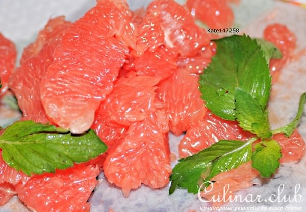 Салат из розового грейпфрута и ананаса с мятным сахаром