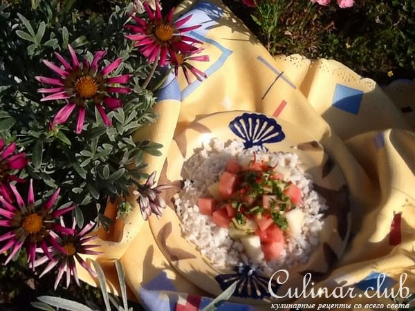Тайский салат из дыни и риса с кинзой