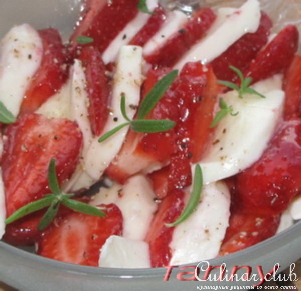 Салат из клубники с моцареллой и медом
