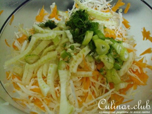 Салат из капусты с нежным йогуртным соусом