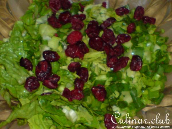 Салат с помидорками и сушеной клюквой