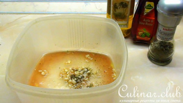 Салат а-ля «Туорло» с маринованной куриной грудкой и соусом из оливок.
